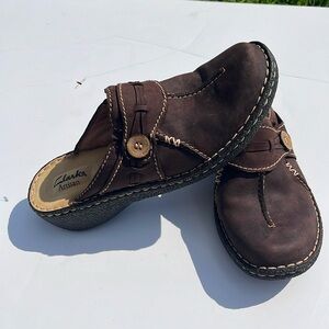 Clarks-8.5-Artisan brown leather slip on clogs mules button detail on the front.